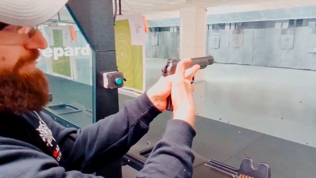 Стрельба одной рукой, стойка, положение второй руки