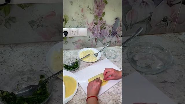 Ленивые чебуреки с сыром и зеленью 😋Тесто для чебуреков можно купить во всех супермаркетах♥️#рецепт