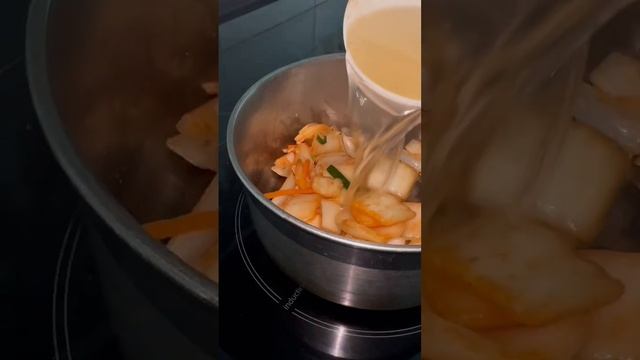 Готовим кимчи тигэ #kimchijjigae #koreanfood #cookingasmr #корейскаякухня  #корейскаяеда