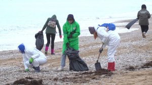 В Севастополе продолжают очищать пляж от мазутных пятен