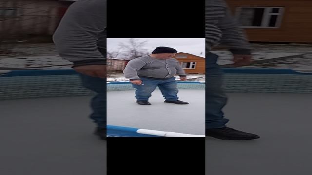 Бассейн замёрз.