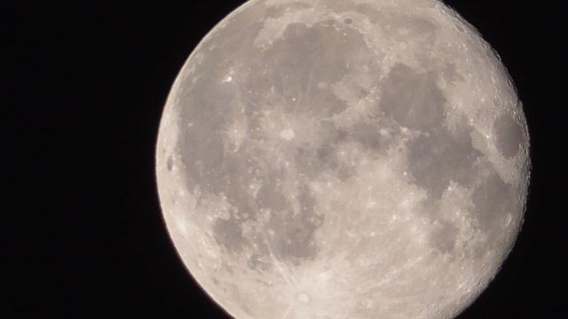 Суперлуние. Фаза Луны- убывающая Луна. Освещённость 98%. Лунный цикл: День 18. 21.08.2024.