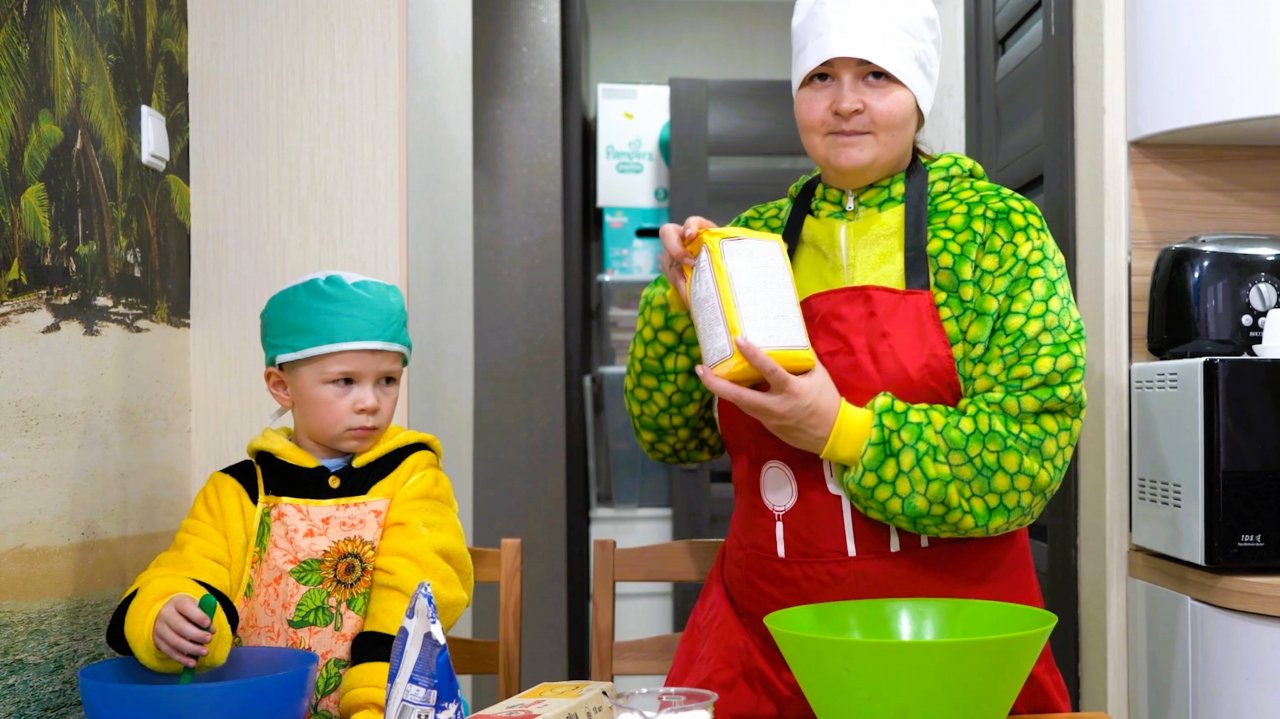 5 Мама с ребенком готовит еду на кухне кулинарный поединок