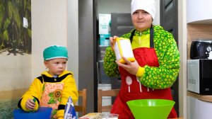 5 Мама с ребенком готовит еду на кухне кулинарный поединок