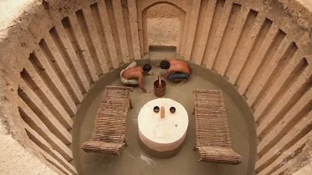 Строительство подземной хижины с травяной крышей и камином из глины.
