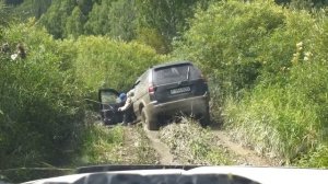 Montero Sport застрял в  грязи на бездорожье. Часть 1
