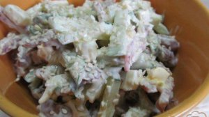 Салат из огурца с фасолью и салями