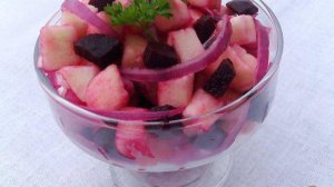 Салат из свеклы, яблок и маринованого лука