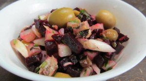 Салат со шпротами и свеклой