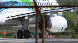 Эйрбас А320 авиакомпании Bangkok Airways в пёстрой ливрее выруливает на ВПП аэропорта Пхукет.