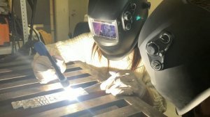 Девушка на занятии по Сварке TIG