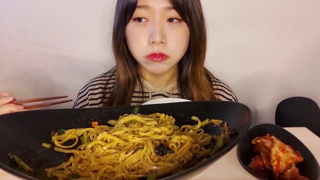 농심 신제품 강황 쌀국수 볶음면 먹방 ASMR Rice noodle fried noodles eating show mukbang ASMR