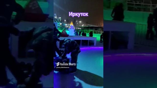 ЛЕДЯНОЙ ГОРОДОК. МАЛЕНЬКУЮ ВНУЧКУ ВПЕРВЫЕ ВЫВЕЛИ ТУДА НА ПРОГУЛКУ 1000039567.mp4