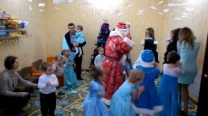 Пляска с Дедом Морозом: Бум, бум, бум, стучат часы!