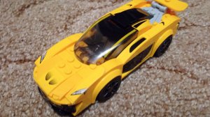 спортивная желтая машина.