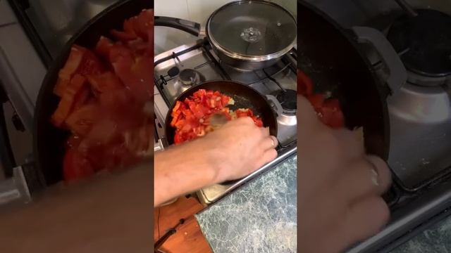 Шакшука (яичница с помидорами)