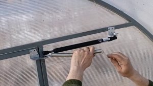 Установка  Автопроветривателя Vent-L на дверь или форточку, когда термопривод внутри теплицы с текст
