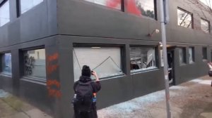 Антифа громит штаб Демократической партии в Портленде, штат Орегон.