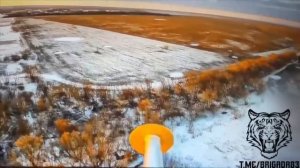 Российский дрон на оптоволокне 83-ОДШБ ВДВ уничтожает дрон-ретранслятор FPV-дронов в Курской области