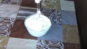Крем из сгущенки. Крем для торта из сгущенки. Крем со сгущенкой. Крем из сгущенки и масла.