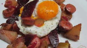 Теплый картофельный салат с сосисками и маринованной свеклой