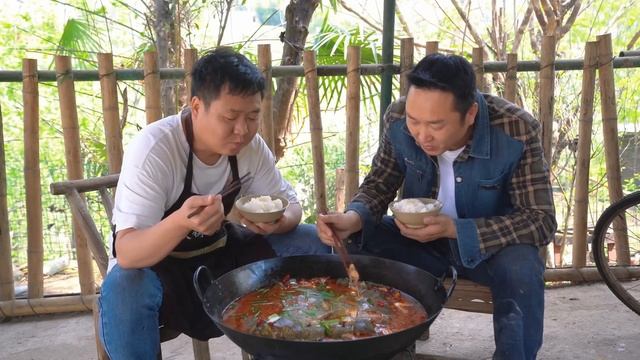 20斤鰱魚，二弟做“鰱魚燉豆腐”，鮮嫩可口，真是超級下飯｜Mukbang【鐵鍋視頻】