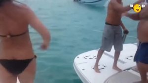 ПРИКОЛ! Толстый мужик учит танцевать девушку в купальнике на яхте