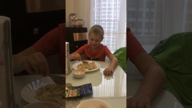 Милана ест вкусные пельмени смотреть онлайн