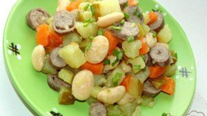 Сытный салат с куриными сердечками и фасолью
