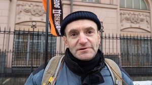 У посольства