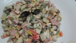 Салат с огурцом кукурузой перцем и салями