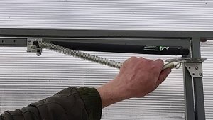 Установка Автопроветривателя Vent-L на дверь или форточку , когда термопривод открывается вместе