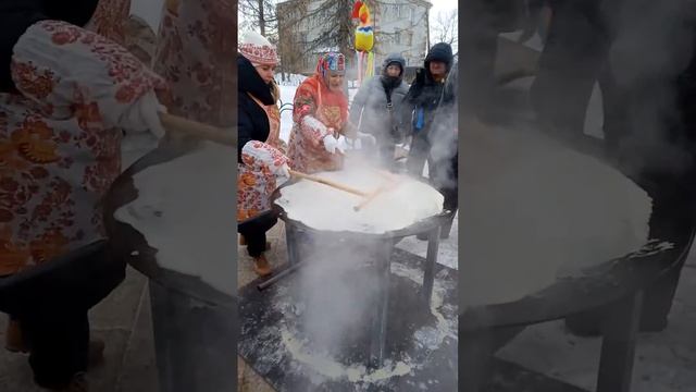 Битва блинопеков в Ялуторовске - блинной столице России. Пекут метровые блины/08.03.24