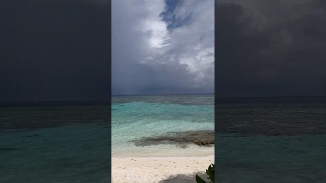 Отдых на Мальдивах остров Фуладу Fulhadhoo в пасмурную и солнечную погоду.  Maldives