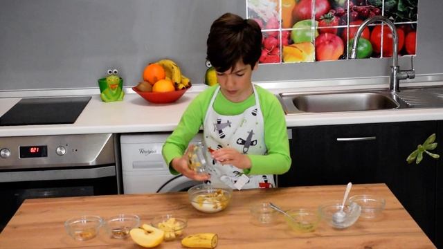 Здравословна закуска за деца - Плодово мюсли с кисело мляко
