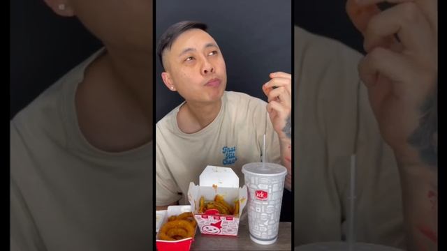 Jack in the box loaded mini tacos + panko onion rings #asmr #mukbang #shortvideo #shorts #short #ea смотреть онлайн