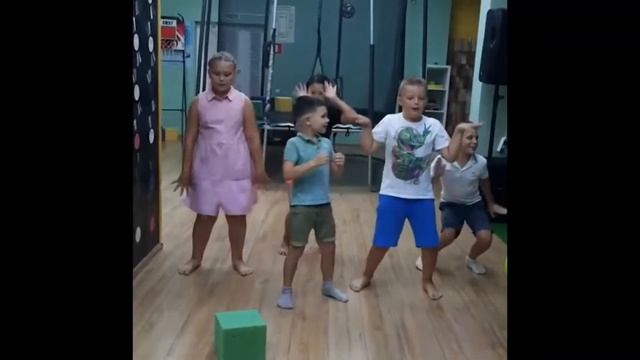молодежная программа с карточками UNO и другими