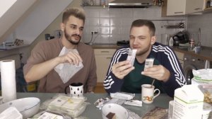 Юлик и Кузьма ссорятся из-за сладостей