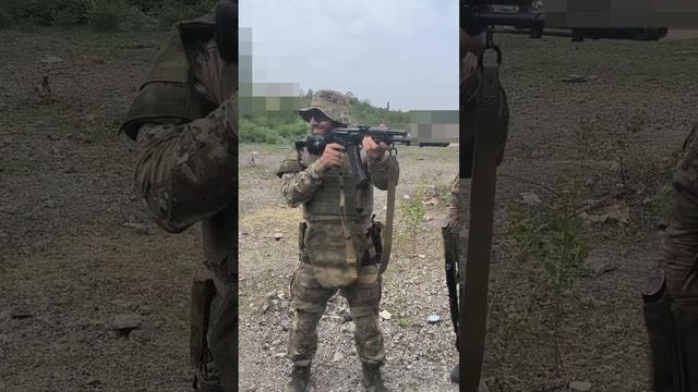 Перезарядка автомата АК сильной рукой #сво #shorts #маратсутаев #шортс #калашников #автомат #ак