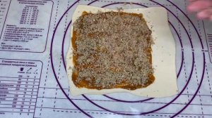 Слоёные булочки с варёной сгущёнкой и орешками