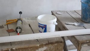 как клеить потолочный плинтус(багет)