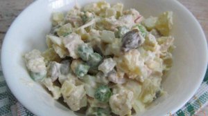 Салат с каперсами куриным мясом и яйцом