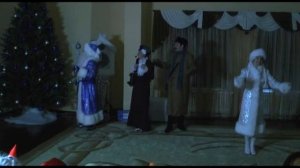 Дед Мороз зажигает огоньки на ёлке