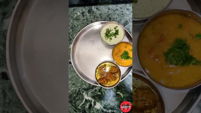 Palak Pakode Ki Sabzi | Raita | Daal Roti | Lunch Thali😋| #shorts смотреть онлайн