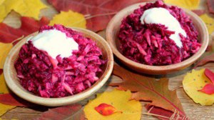 Салат из печеной свеклы с яблоком и сыром