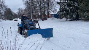 Чистим снег,мало в этом году,не урожай)))