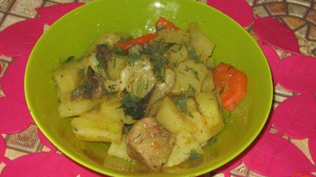 Свинина тушеная с вешенками и картофелем