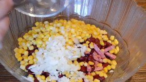 Очень вкусный салат с сухариками и колбасой!