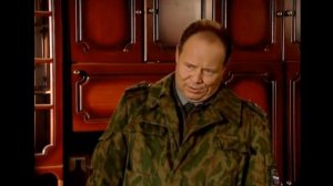 Зубов прикалываетя, а потом дрючит Шматко. Солдаты сериал.