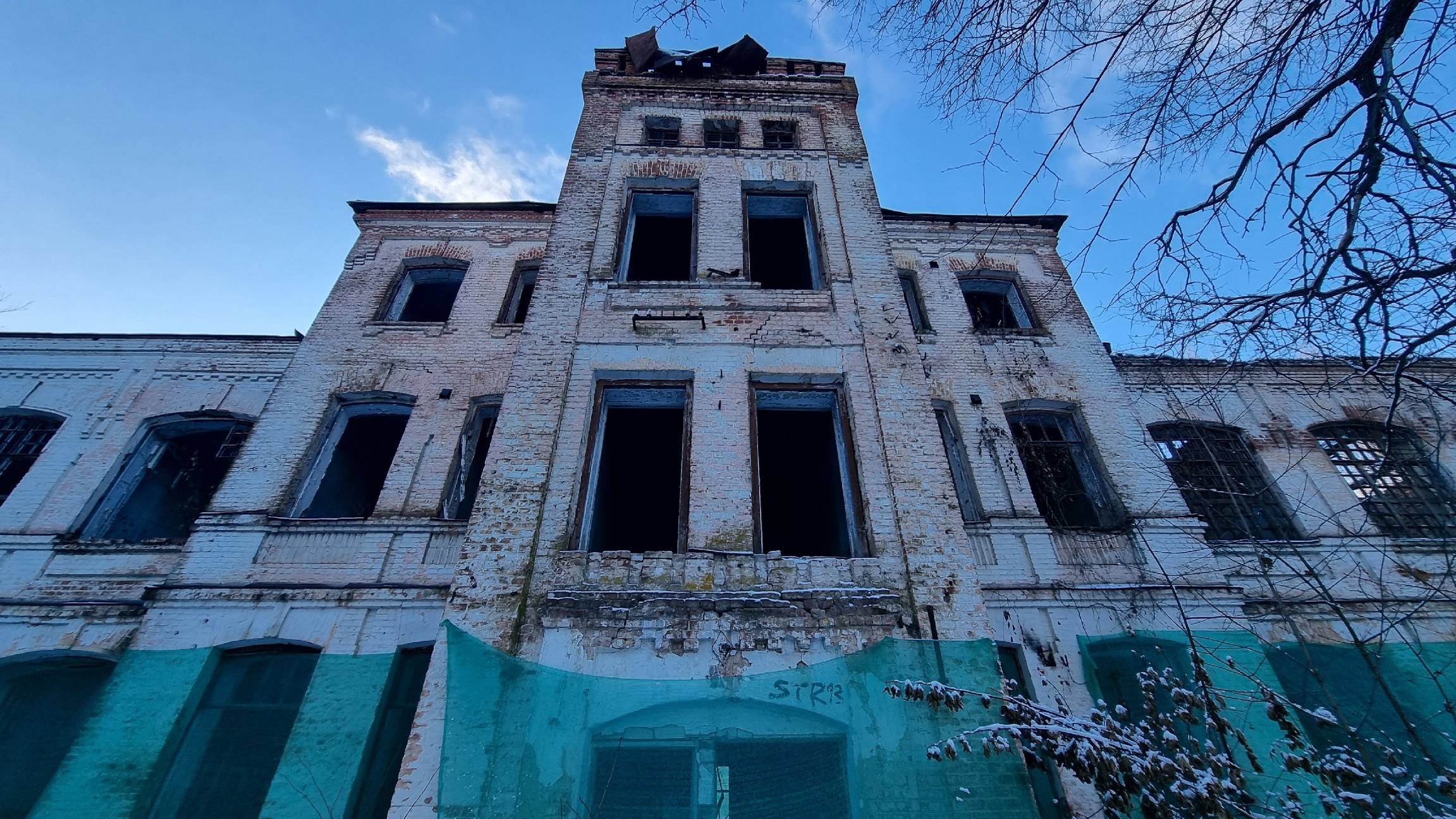 Angree Girl и Брошенный корпус психо-неврологического диспансера в Орловке смотреть онлайн